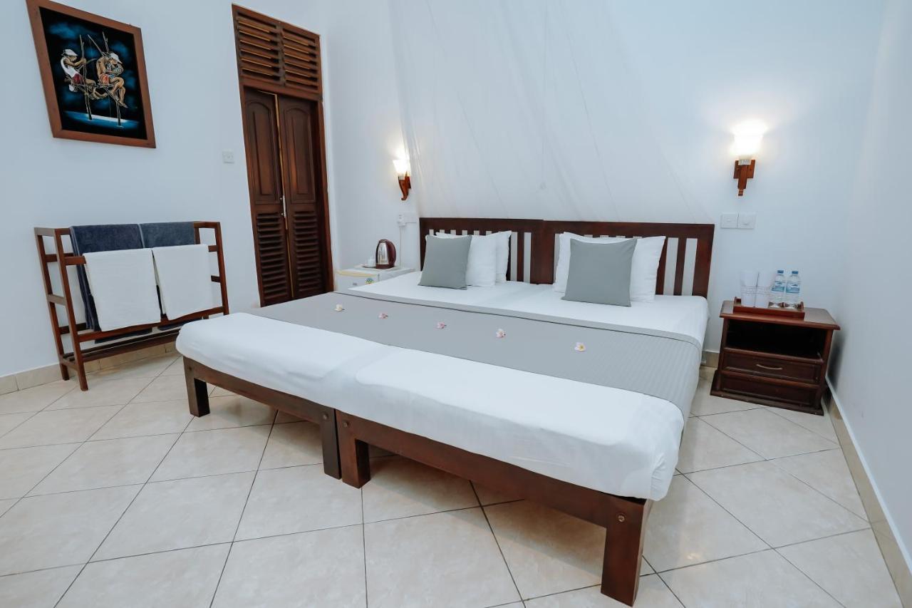 Blue Sky Beach Resort Unawatuna Esterno foto