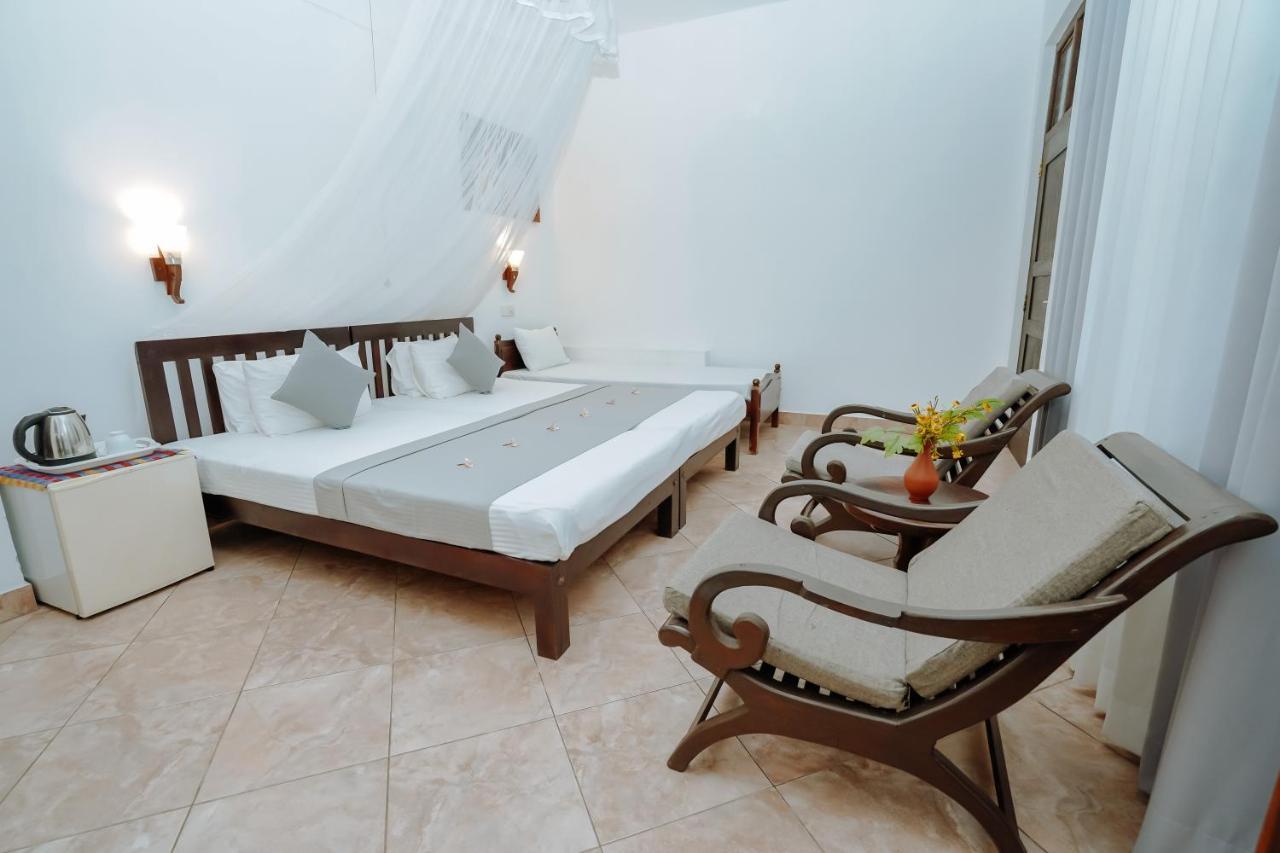 Blue Sky Beach Resort Unawatuna Esterno foto