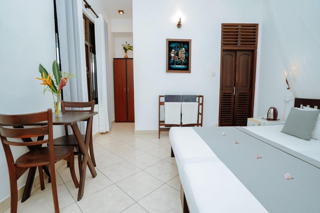 Blue Sky Beach Resort Unawatuna Esterno foto