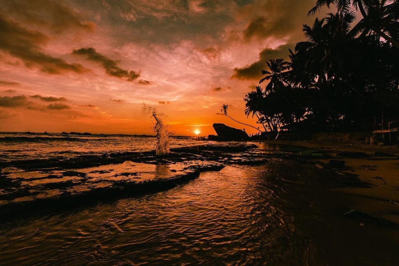 Blue Sky Beach Resort Unawatuna Esterno foto