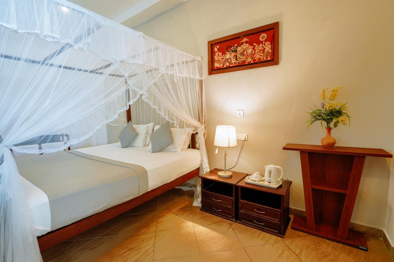Blue Sky Beach Resort Unawatuna Esterno foto