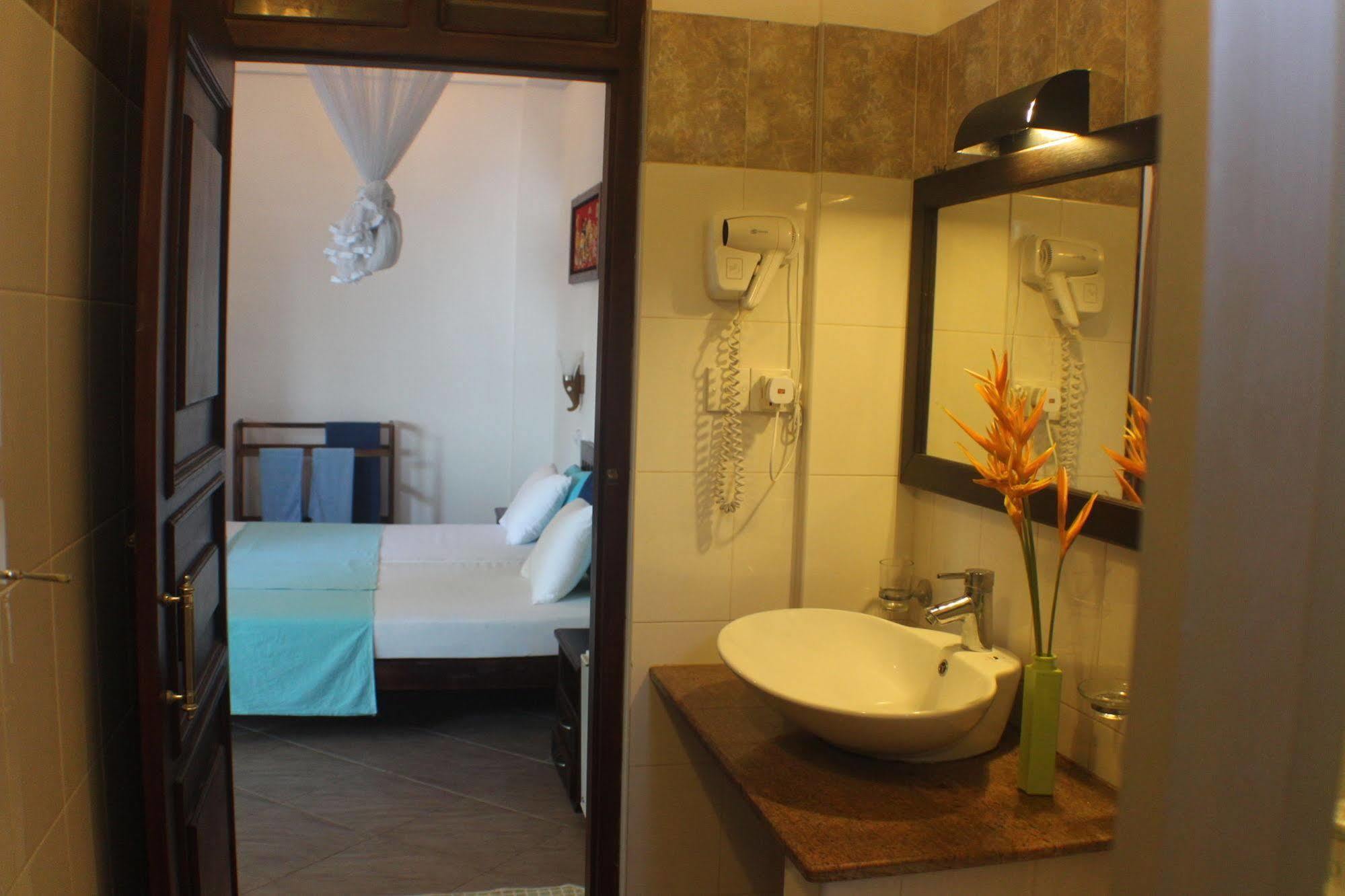 Blue Sky Beach Resort Unawatuna Esterno foto