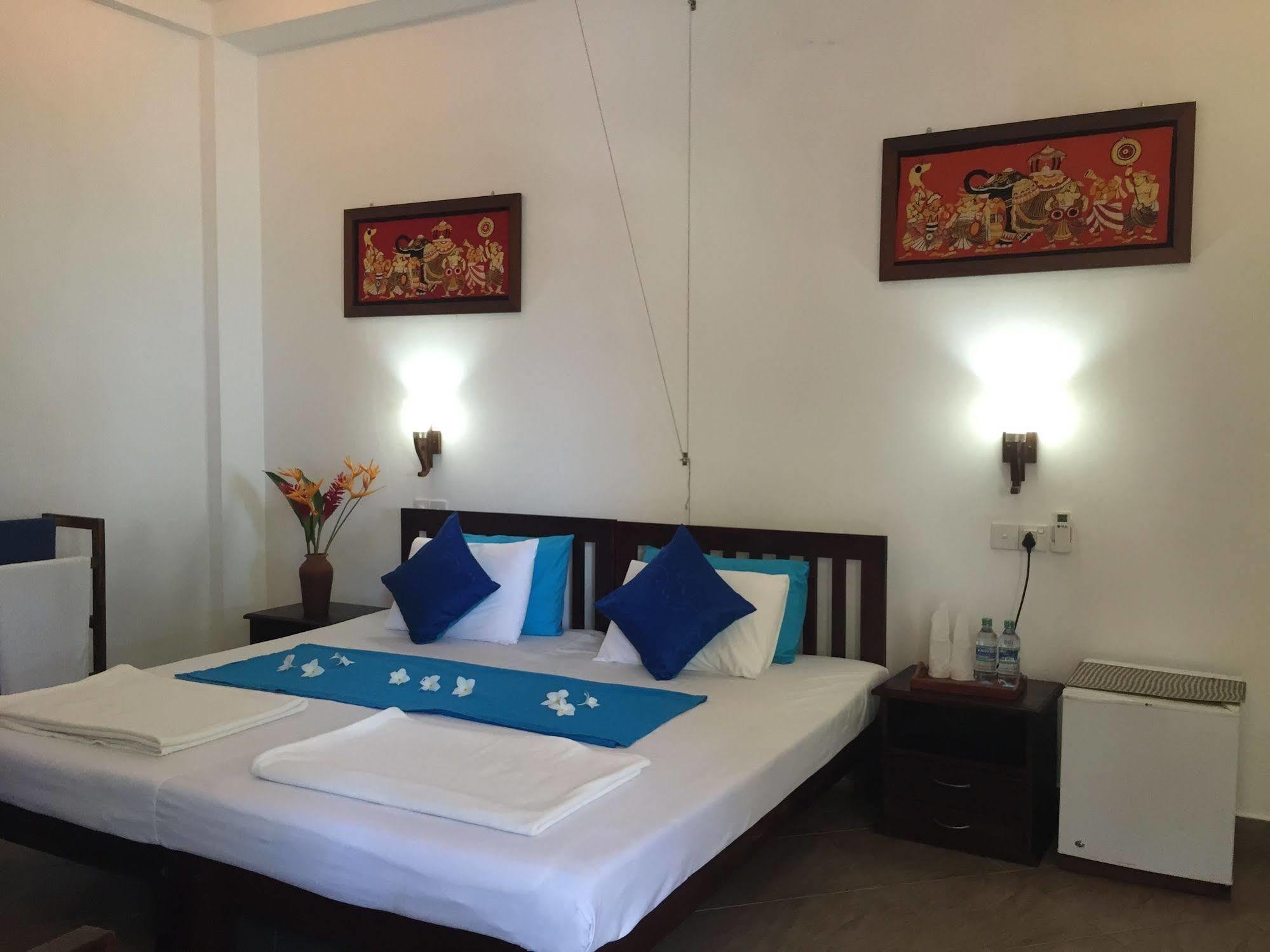 Blue Sky Beach Resort Unawatuna Esterno foto