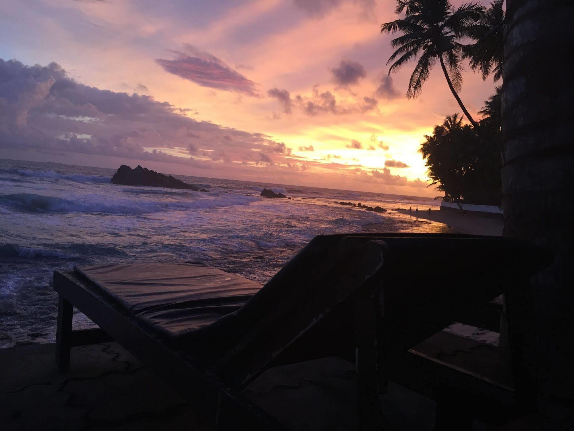 Blue Sky Beach Resort Unawatuna Esterno foto