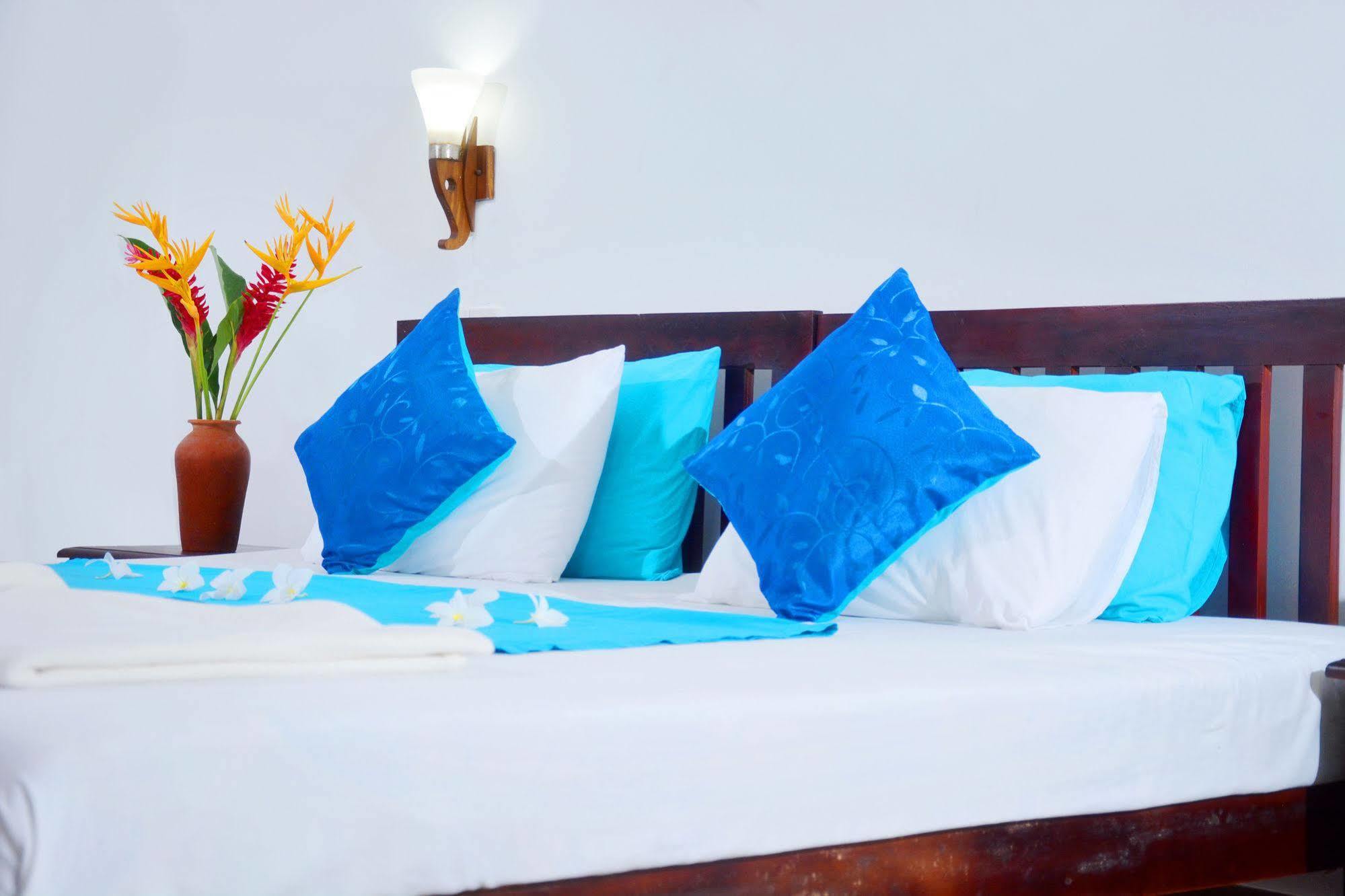 Blue Sky Beach Resort Unawatuna Esterno foto