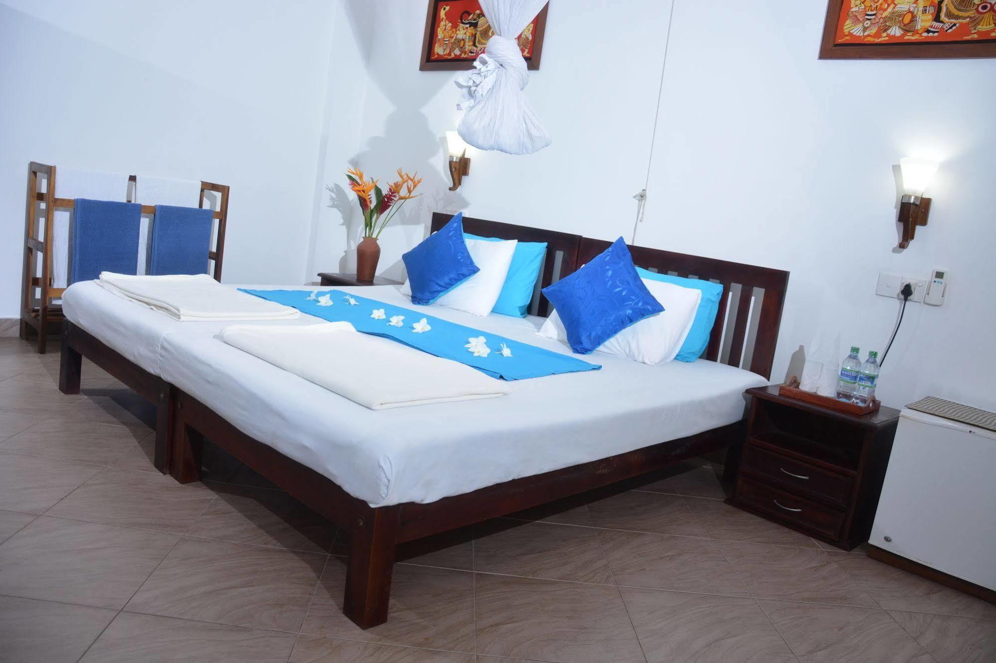 Blue Sky Beach Resort Unawatuna Esterno foto