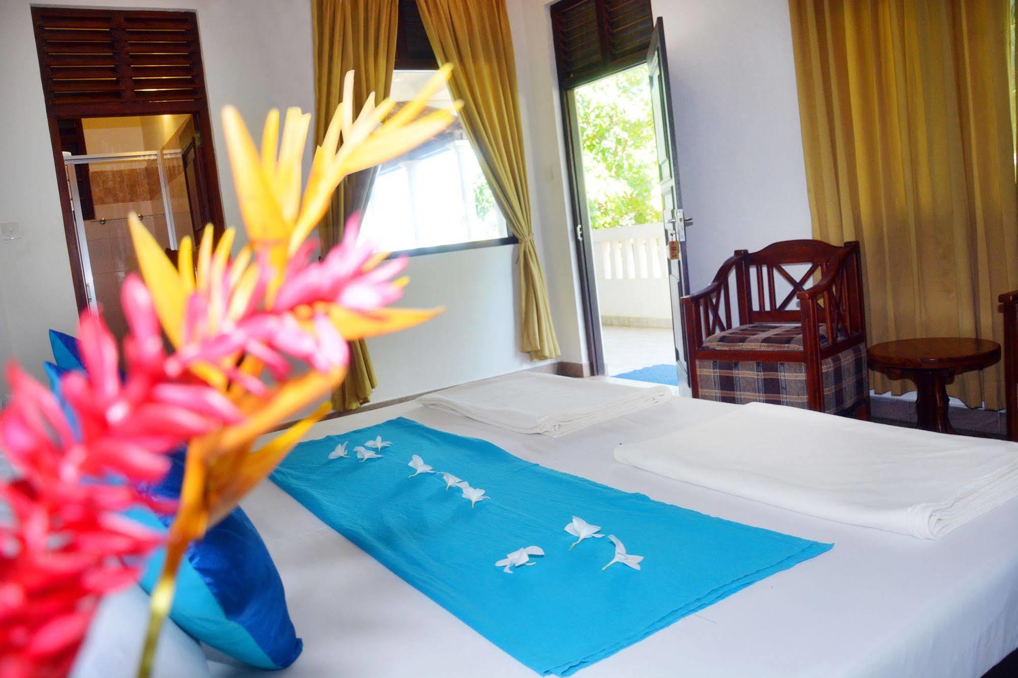 Blue Sky Beach Resort Unawatuna Esterno foto